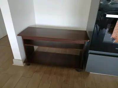 Mesa de madera con ruedas para TV o equipo - miniatura 1