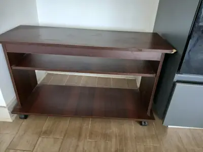 Mesa de madera con ruedas para TV o equipo - miniatura 2