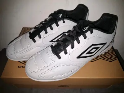 Zapatillas de fútbol Umbro blancas para hombre - miniatura 1