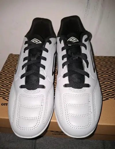 Zapatillas de fútbol Umbro blancas para hombre - miniatura 2