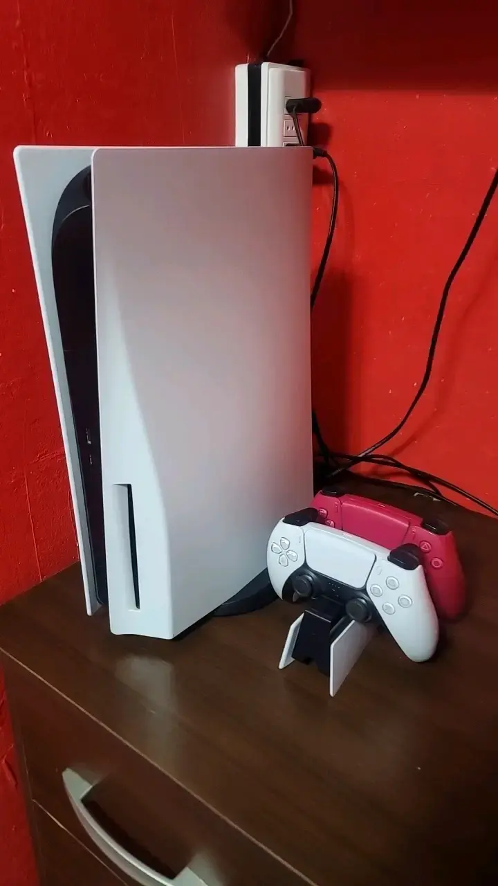 Consola PlayStation 5 con dos controles - 1