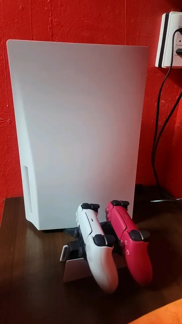 Consola PlayStation 5 con dos controles - 2