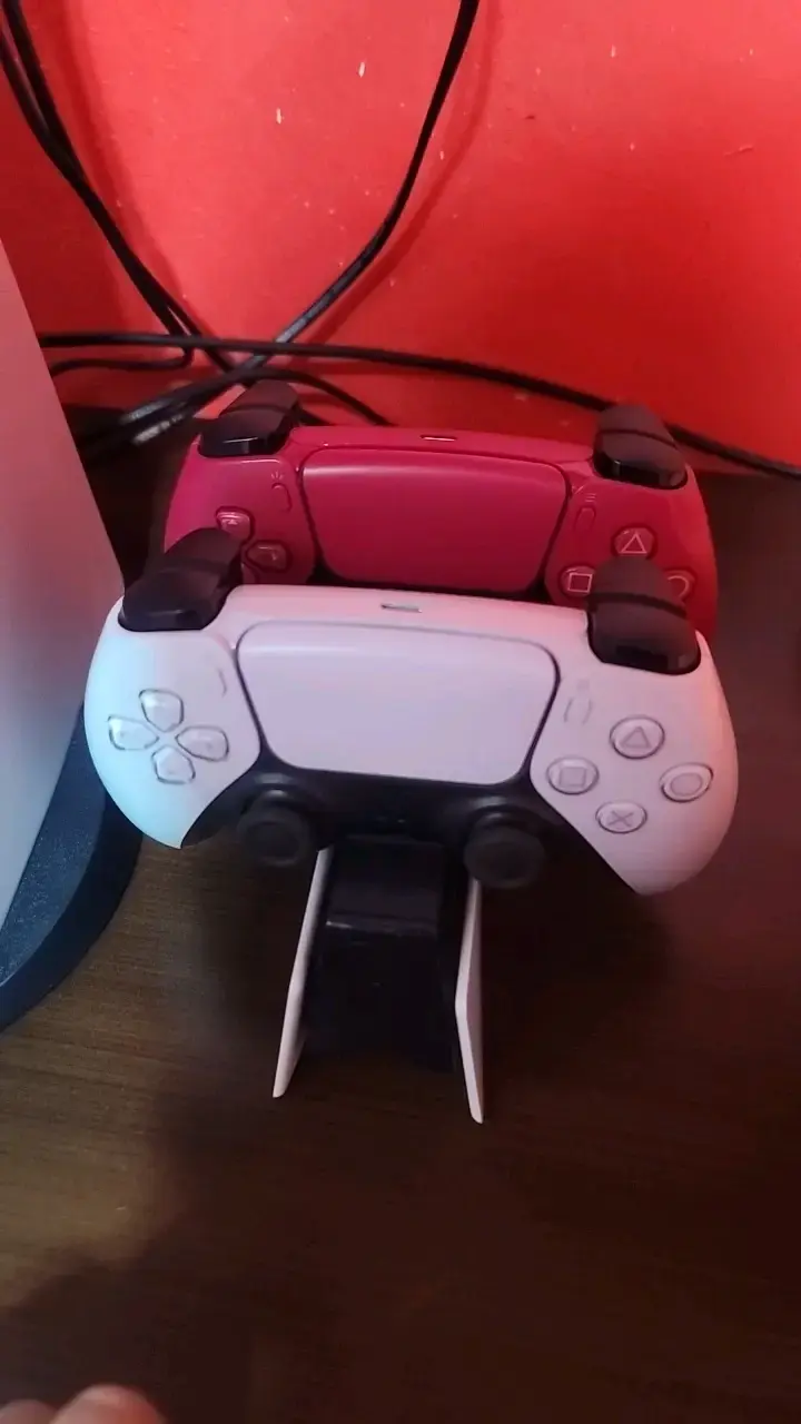 Consola PlayStation 5 con dos controles - 4