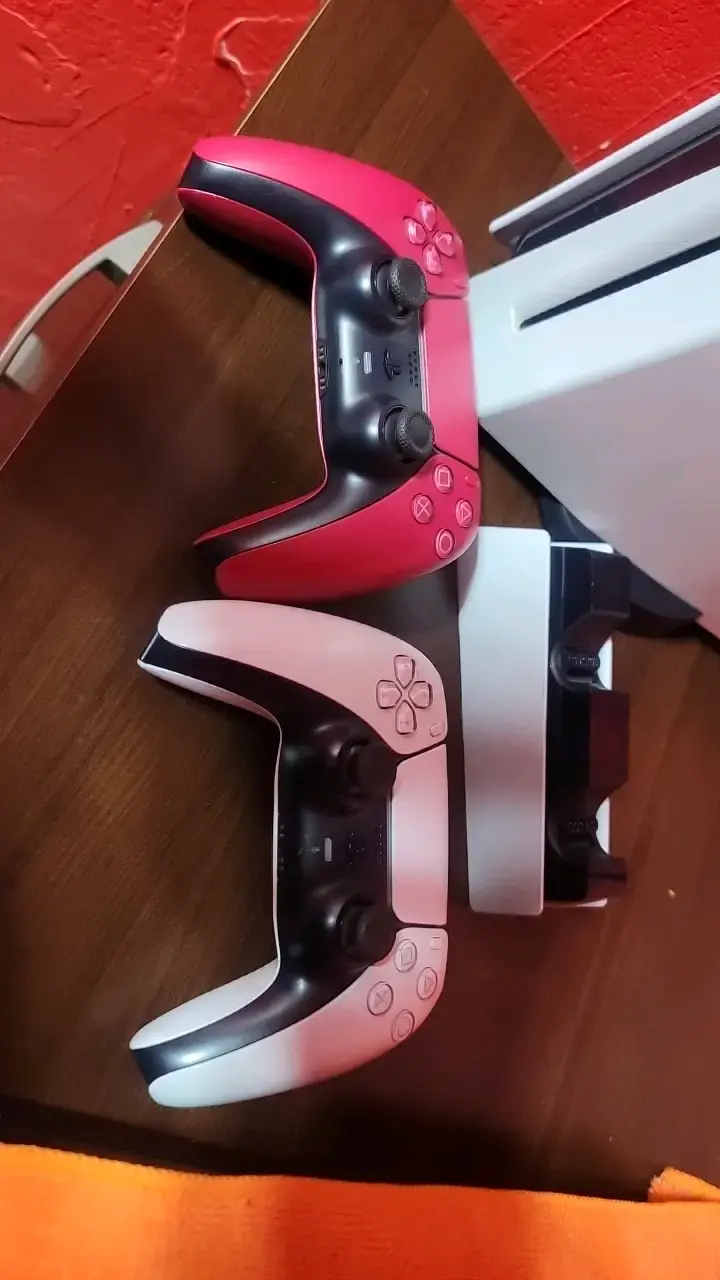 Consola PlayStation 5 con dos controles - 5