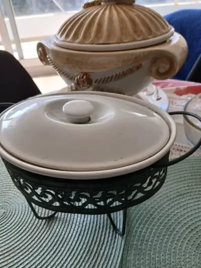 Sopera de cerámica con soporte decorativo - miniatura 1