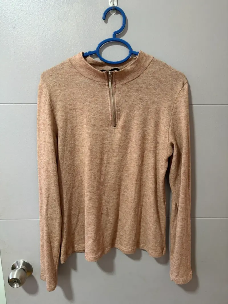 Polerón rosa beige con cierre medio para mujer - 1