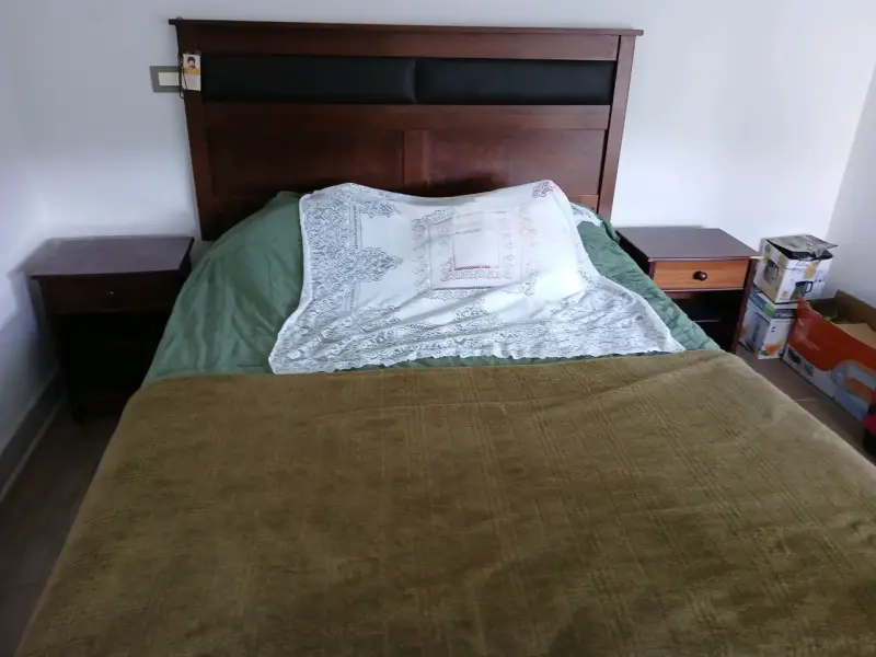 Cama de madera con veladores incluidos - 1