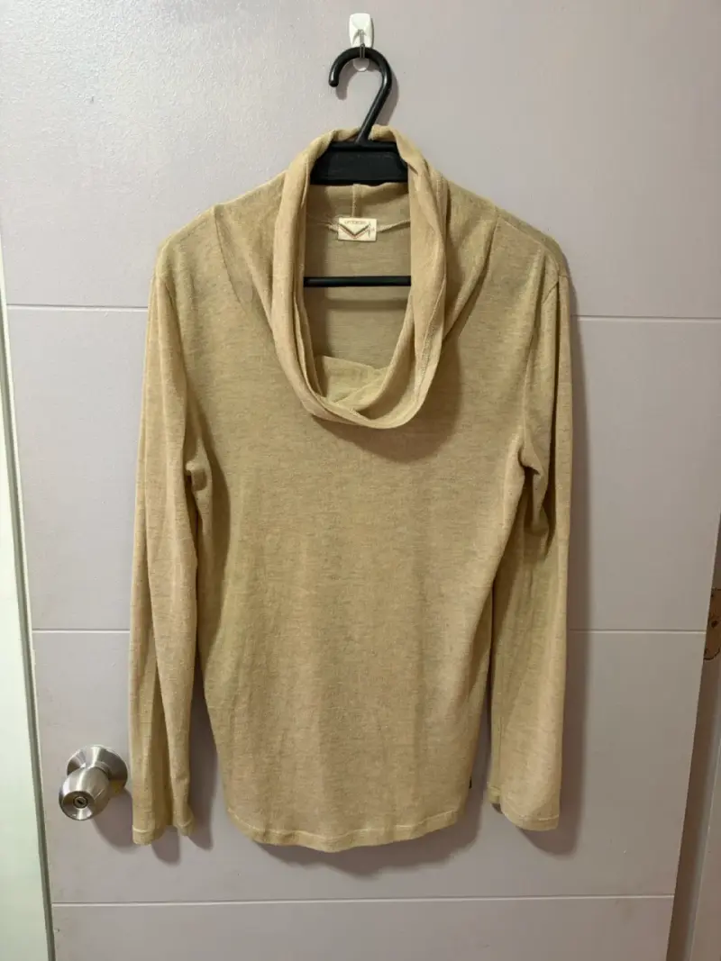Polera cuello alto beige manga larga - 1