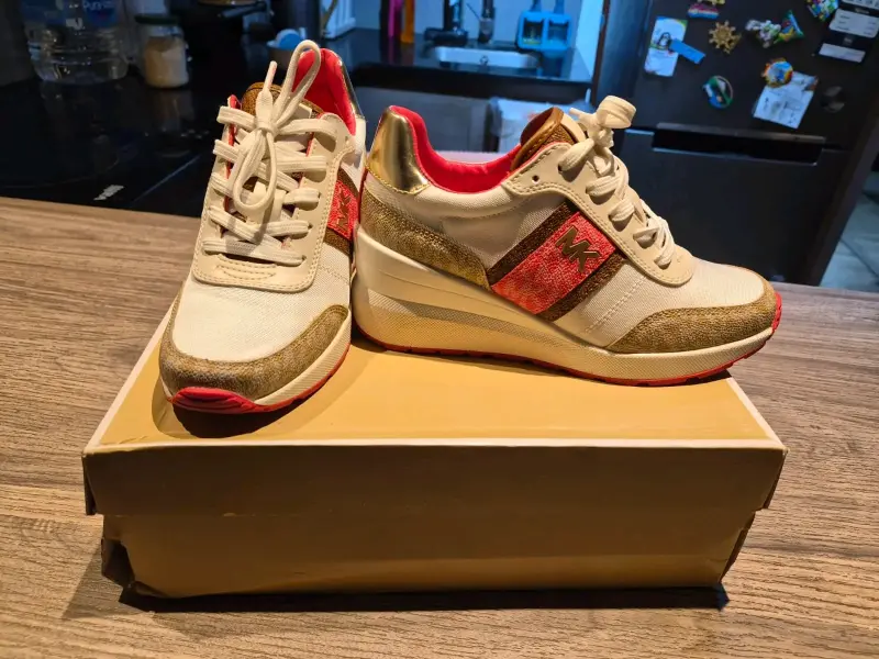 Zapatillas deportivas mujer MK doradas y rojas - 1