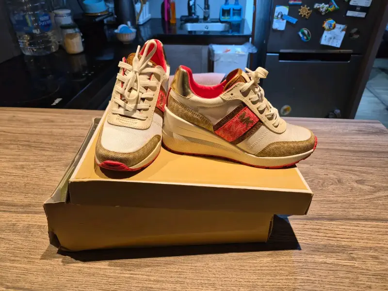Zapatillas deportivas mujer MK doradas y rojas - 2