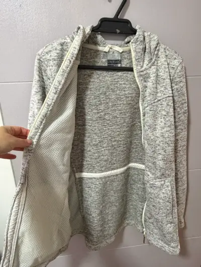 Chaqueta de lana gris con capucha - miniatura 3