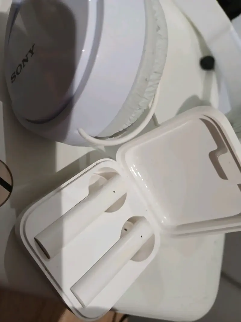 Auriculares inalámbricos Sony con estuche - 1