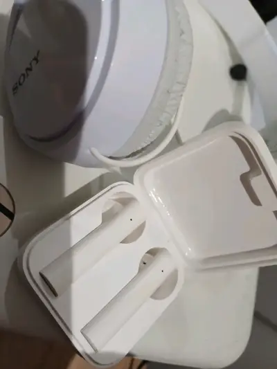Auriculares inalámbricos Sony con estuche - miniatura 1