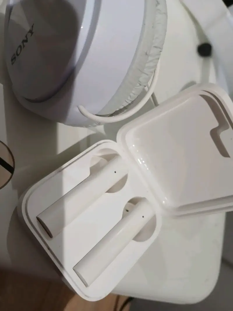 Auriculares inalámbricos Sony con estuche - 2