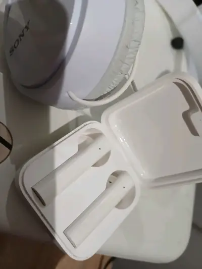 Auriculares inalámbricos Sony con estuche - miniatura 2