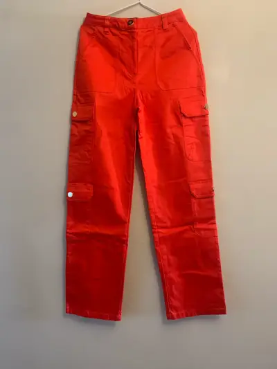 Pantalones cargo naranjo con bolsillos - miniatura 1