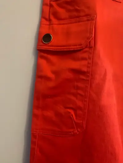 Pantalones cargo naranjo con bolsillos - miniatura 3