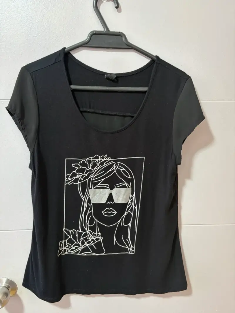 Polera negra con diseño gráfico de mujer - 1