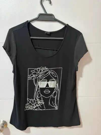 Polera negra con diseño gráfico de mujer - miniatura 1