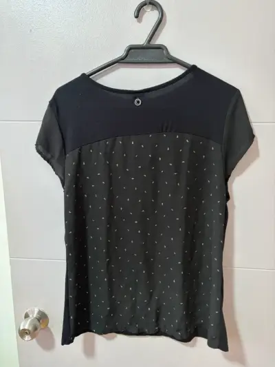 Polera negra con diseño gráfico de mujer - miniatura 3