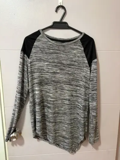 Polera manga larga gris y negra para mujer - miniatura 1