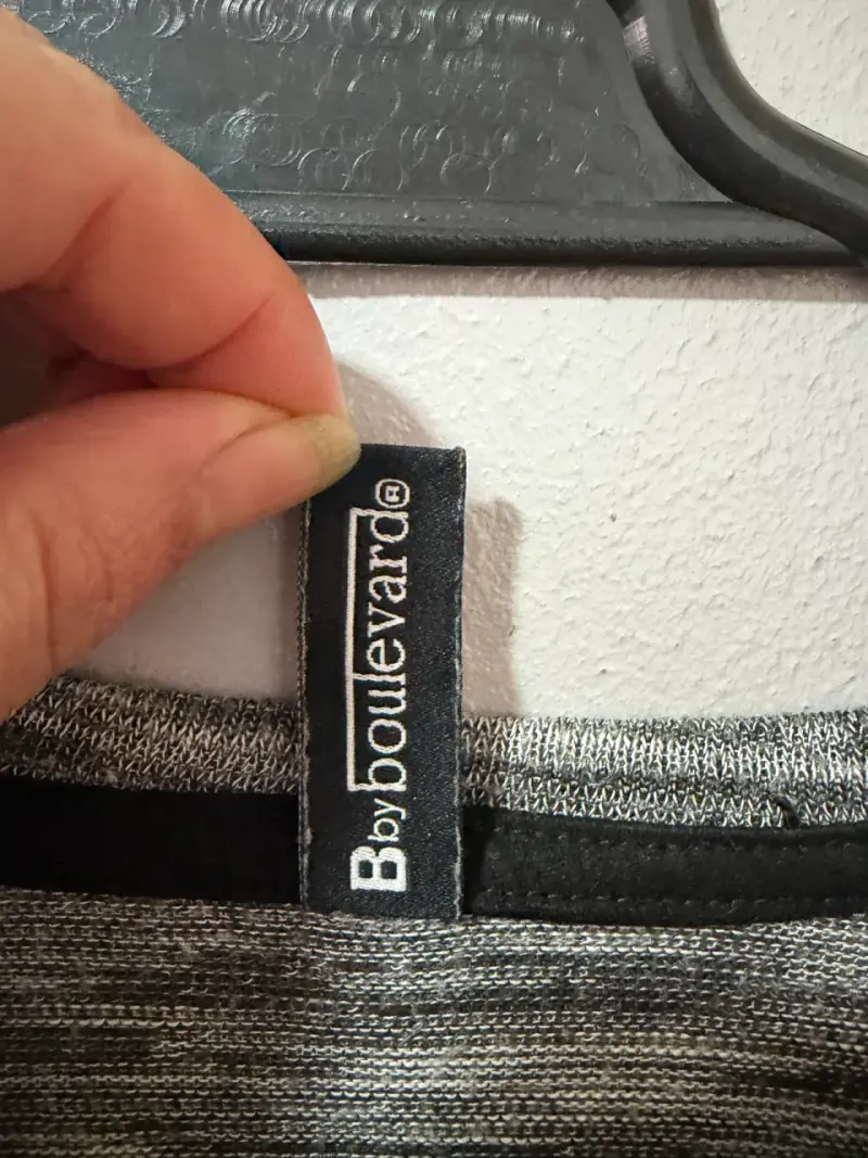 Polera manga larga gris y negra para mujer - 2