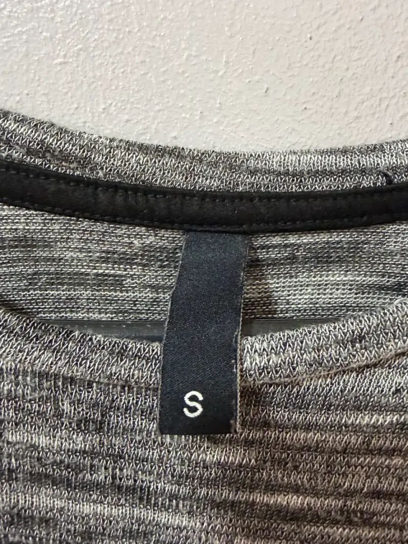 Polera manga larga gris y negra para mujer - 3
