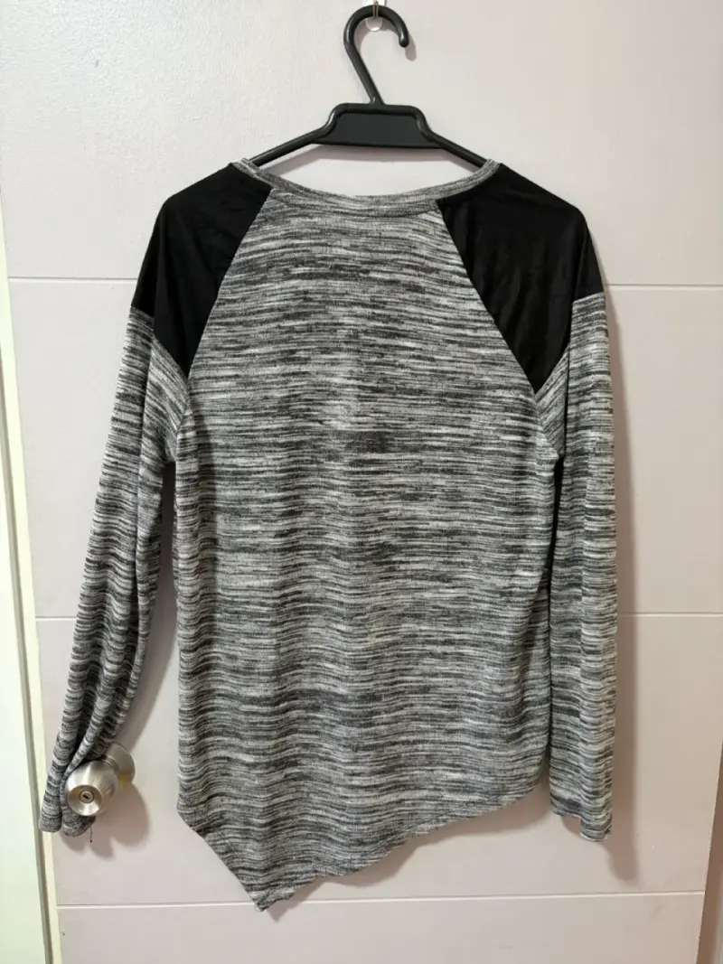 Polera manga larga gris y negra para mujer - 4