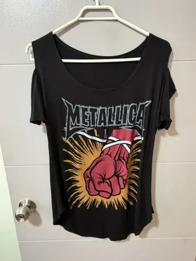 Polera Metallica negra con diseño de puño - miniatura 1