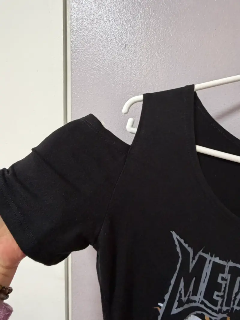 Polera Metallica negra con diseño de puño - 2