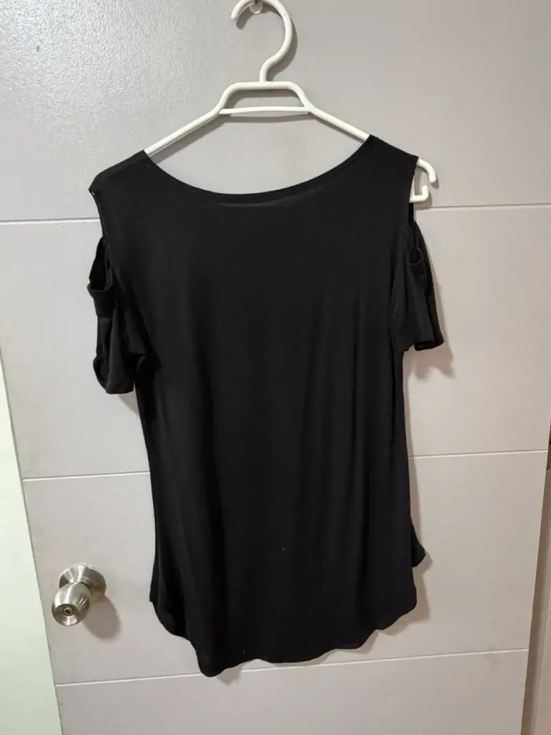 Polera Metallica negra con diseño de puño - 3