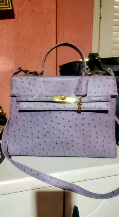 Bolso de mano lavanda con textura de avestruz - miniatura 1
