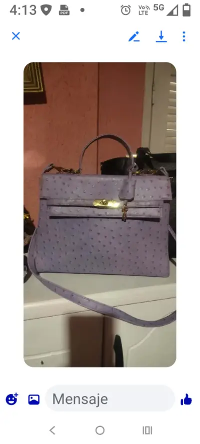 Bolso de mano lavanda con textura de avestruz - miniatura 2