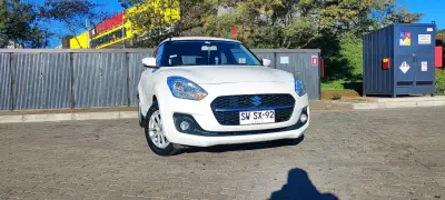 Auto Suzuki Swift blanco en buen estado - miniatura 1