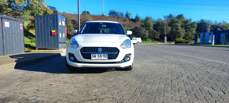 Auto Suzuki Swift blanco en buen estado - 2