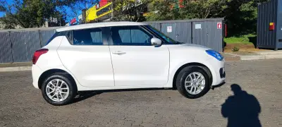 Auto Suzuki Swift blanco en buen estado - miniatura 3