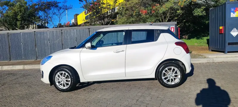 Auto Suzuki Swift blanco en buen estado - 4