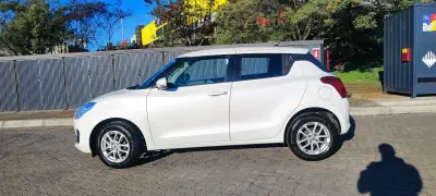 Auto Suzuki Swift blanco en buen estado - miniatura 4