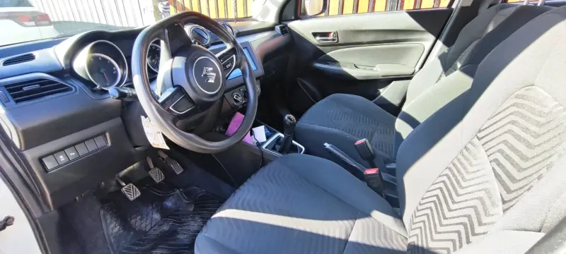 Auto Suzuki Swift blanco en buen estado - 5