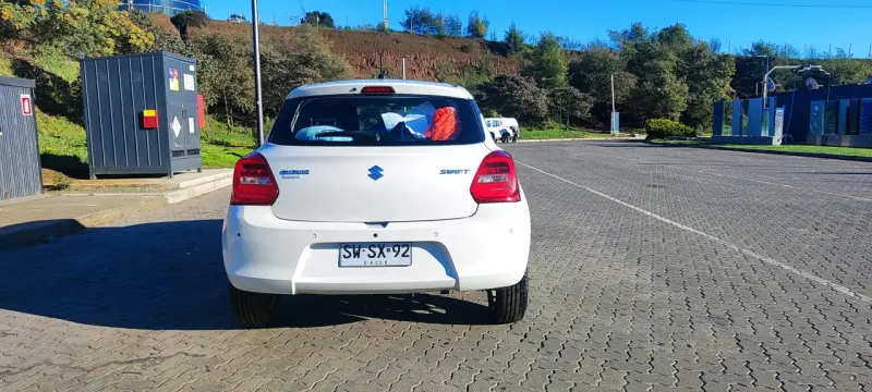 Auto Suzuki Swift blanco en buen estado - 6