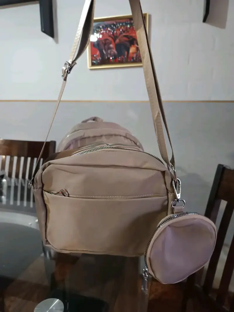 Bolso bandolera beige con monedero