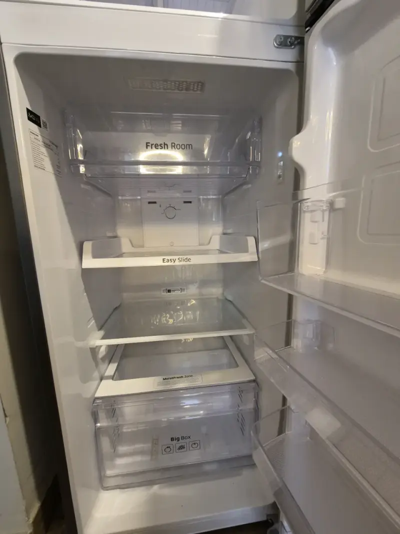 Refrigerador Samsung con congelador 256L - 2