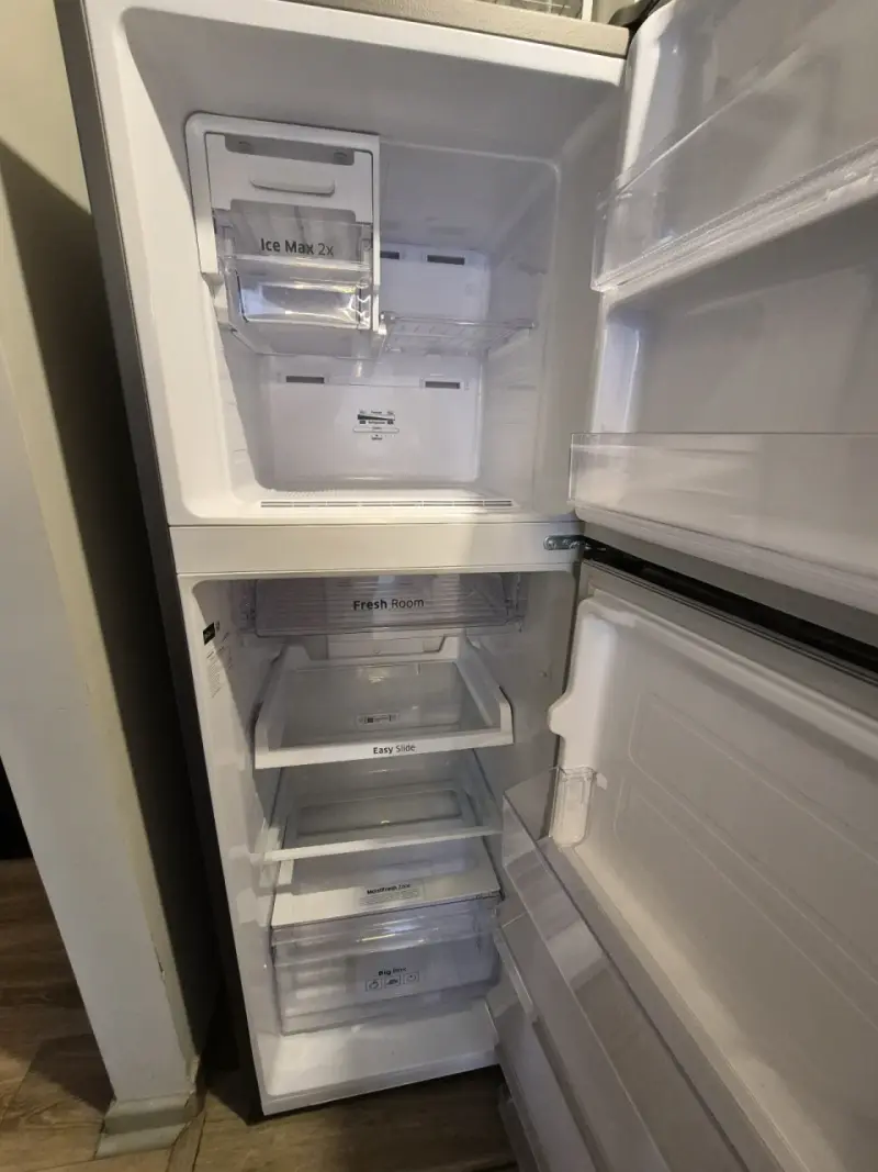 Refrigerador Samsung con congelador 256L - 5