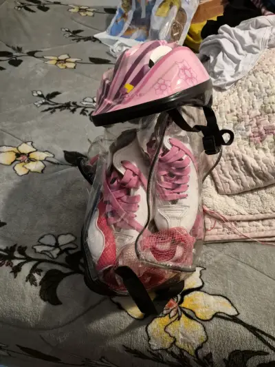 Set de patines y casco rosa para niña - miniatura 2