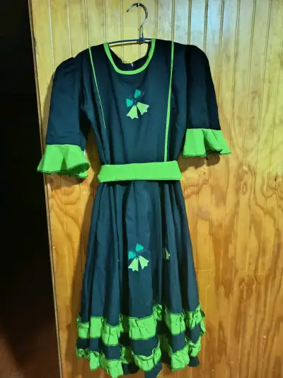 Vestido folclórico negro y verde para mujer - miniatura 1