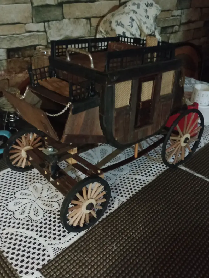 Diligencias antiguas en miniatura de madera y tela - 2