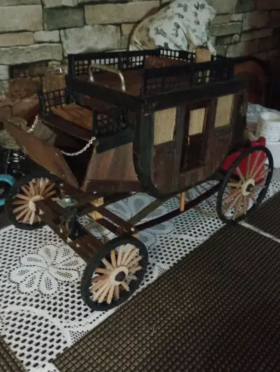 Diligencias antiguas en miniatura de madera y tela - miniatura 2