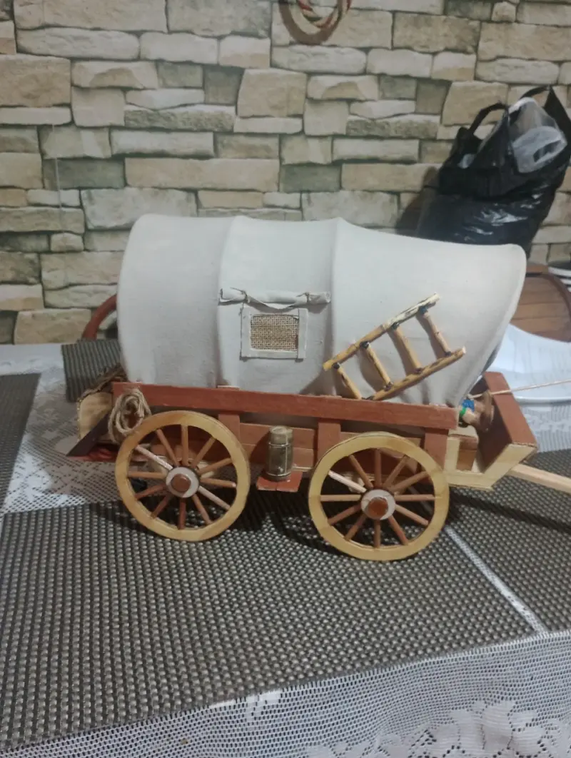 Diligencias antiguas en miniatura de madera y tela - 4