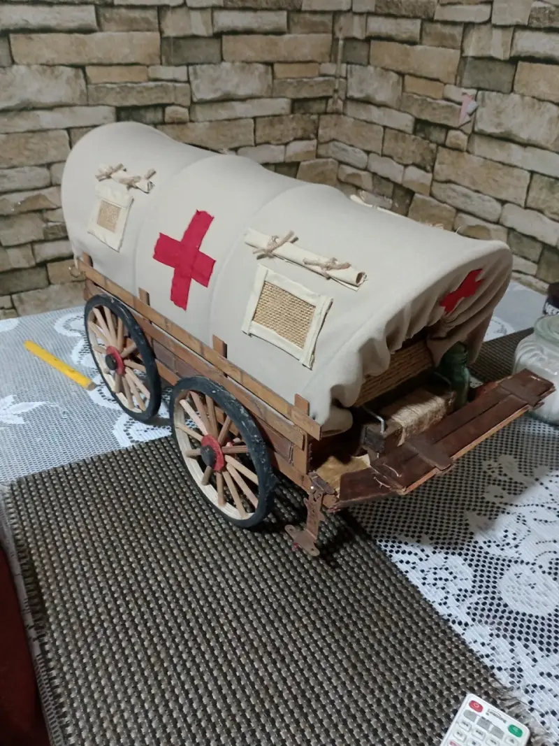 Diligencias antiguas en miniatura de madera y tela - 5