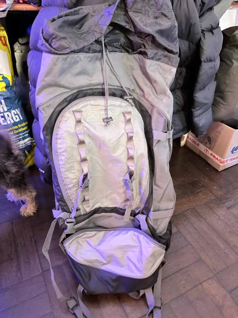 Mochila de senderismo Coleman gris 70 Lts - 1